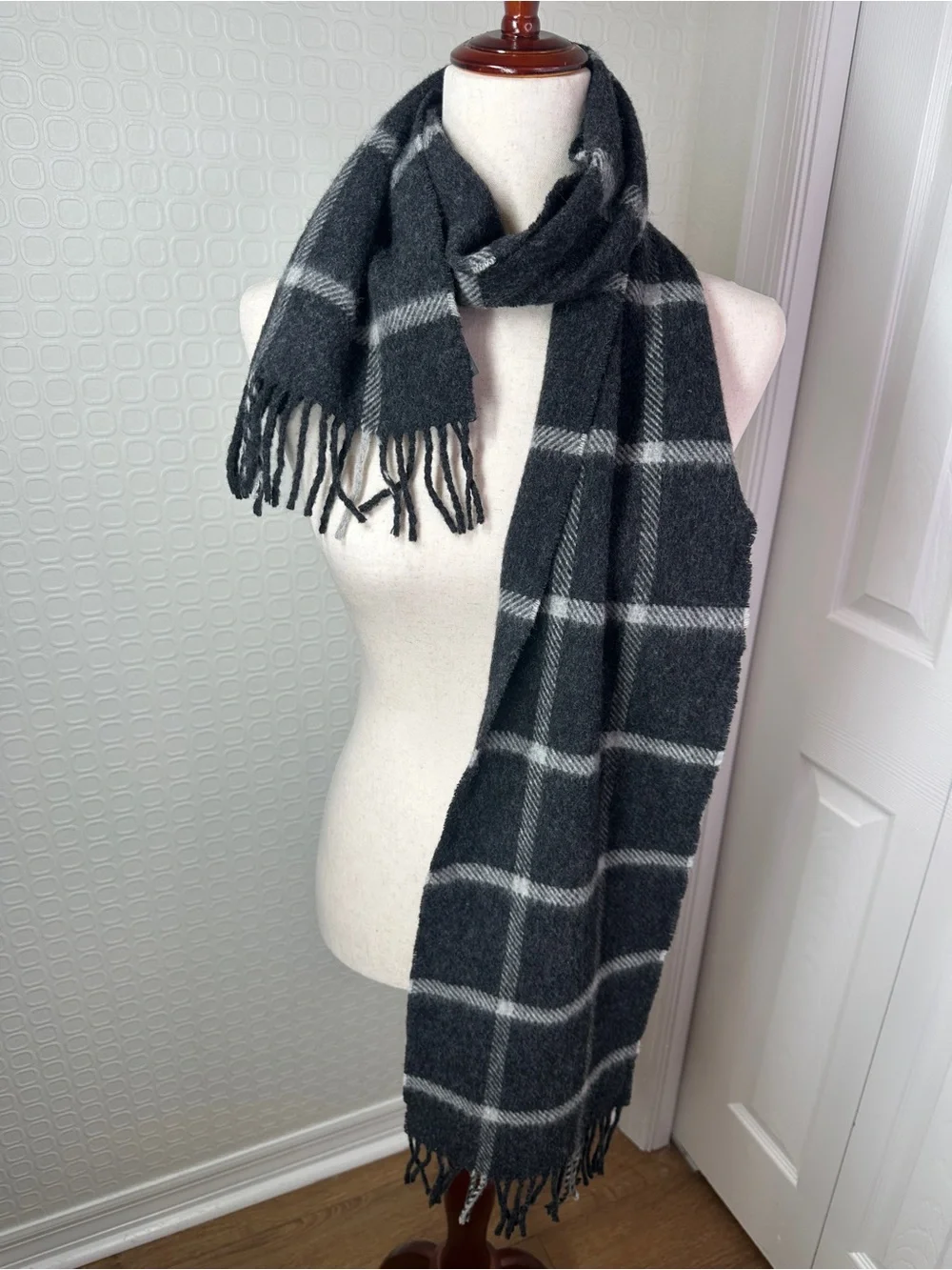 Barbour 100% Wool Charcoal Gray Windowpane Plaid Scarf Made in UK